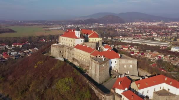 Vista aérea del castillo medieval Palanok, Mukachevo, Transcarpatia, Ucrania — Vídeo de stock