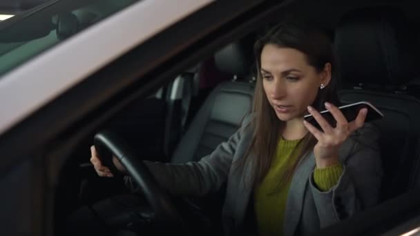 La donna è arrabbiata e sconvolta sul volante, perché la sua auto si è rotta. Sta cercando di farsi aiutare telefonicamente. . — Video Stock