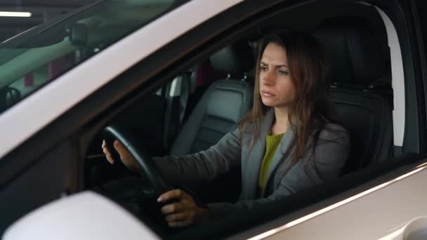 La donna è arrabbiata e sconvolta sul volante, perché la sua auto si è rotta — Video Stock