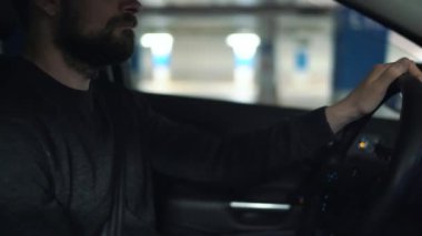 Adam Araba sürme araba park yeri aracılığıyla ve park edecek bir yer arıyorsunuz ya da uzakta sürüş