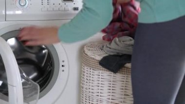 Kadın çamaşırları çamaşır makinesinde yükler