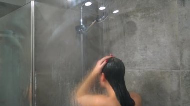 Kadın saçları, omuzlar, kollar ve arka duşta yıkar. Saç bakım, güzellik ve sağlık kavramı