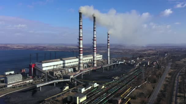 Flygfoto över gamla termoelektrisk växt med stora skorstenar i landsbygdens landskap nära reservoaren — Stockvideo