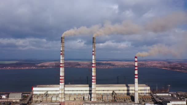 Vista aérea da antiga usina termoelétrica com grandes chaminés em uma paisagem rural perto do reservatório — Vídeo de Stock