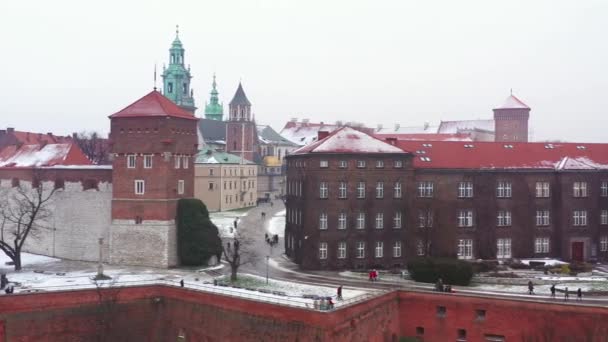 Flygfoto över kungliga Wawelslottet och katedralen, park, strandpromenaden och vandrande folk i vinter. Polen — Stockvideo