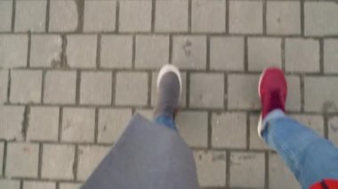 Üstten Görünüm erkek ve kadın bacak kaldırım boyunca geziniyor. Kahve içme kadın