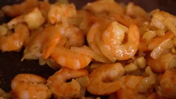 烹饪虾在大蒜奶油酱特写镜头 — 图库视频影像