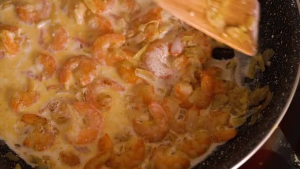 Cooking shrimp in garlic-cream sauce closeup — Stock Video