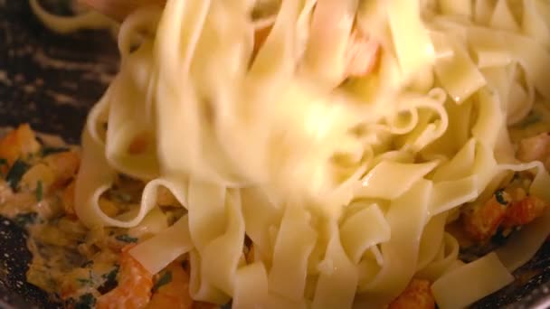 Nudeln mit Garnelen in cremiger Knoblauchsauce kochen — Stockvideo