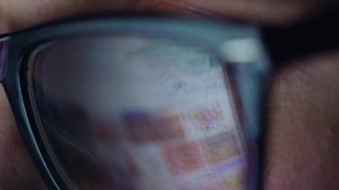 Monitörde seyir ve Internet'te sörf gözlüklü kadın. Monitör ekran Gözlükte yansıtılır
