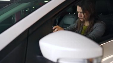 Kadın öfkeli ve direksiyonuna kafasını dövüyor, çünkü arabası bozuldu