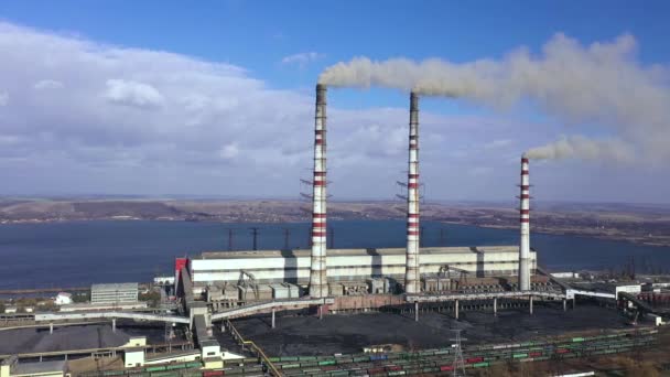 Flygfoto över gamla termoelektrisk växt med stora skorstenar i landsbygdens landskap nära reservoaren — Stockvideo