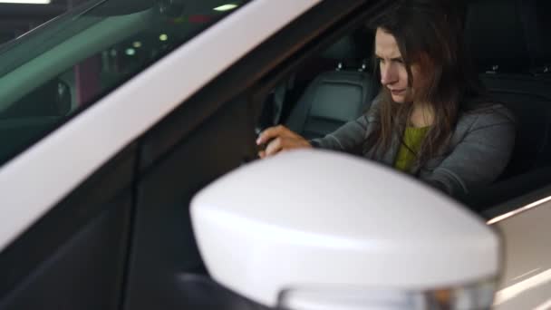 La mujer está enojada y golpeando su cabeza en el volante, porque su coche se rompió — Vídeo de stock