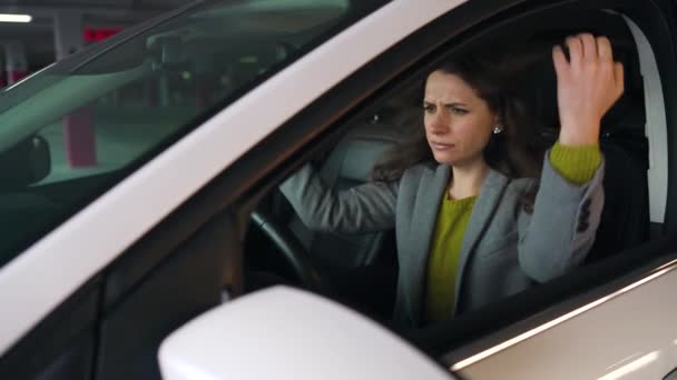 Frau ist wütend und schlägt mit dem Kopf auf das Lenkrad, weil ihr Auto kaputt gegangen ist — Stockvideo