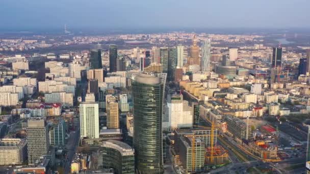 Vista desde lo alto del centro de negocios de Varsovia: rascacielos y el Palacio de la Ciencia y la Cultura al fondo — Vídeo de stock