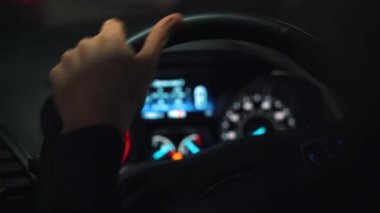 Adam araba park yeri boyunca sürüş ve Parkı veya uzakta sürüş bir yer arıyor