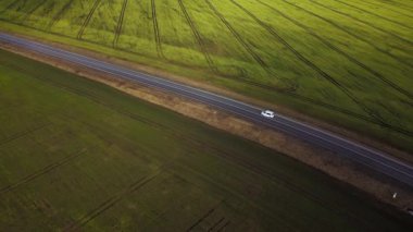 İki alan arasında kırsal bir yolda sürüş bir otomobil Üstten Görünüm