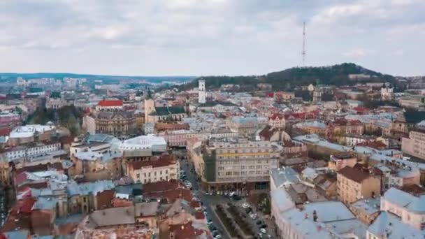 Hiperlapso del centro histórico de Lviv, patrimonio cultural de la UNESCO. Vista aérea . — Vídeo de stock