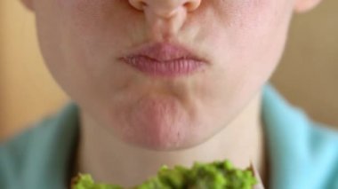 Kadın yeme Vegan avokado sandviç kapatmak