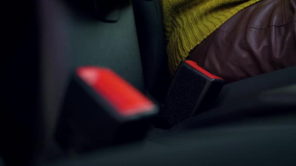 Fixation de la ceinture de sécurité de la voiture par une femme assise à l'intérieur du véhicule avant de conduire — Video