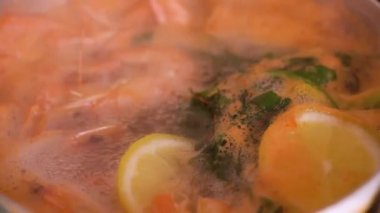 Karidesler limon ve baharatlar ile bir tencerede pişirilir