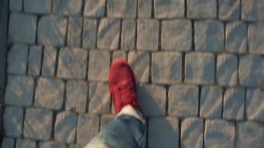 Kırmızı spor ayakkabılar kaldırım boyunca yürürken bacaklarda mens Üstten Görünüm