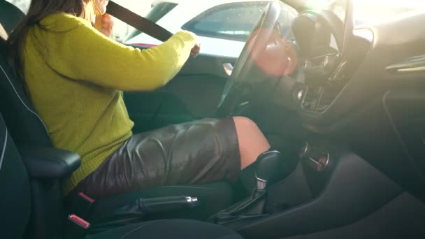 Vrouw die auto veiligheidsgordel bevestiging zittend binnenkant voertuig vóór het rijden — Stockvideo