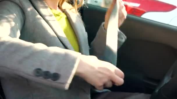 Frau schnallt Sicherheitsgurt an, während sie vor der Fahrt im Fahrzeug sitzt — Stockvideo