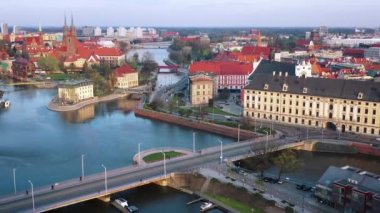 Tarihi şehir merkezinin ve Odra Nehri'nin yüksekliğinden manzara. Stare Myasto, Wroclaw, Polonya