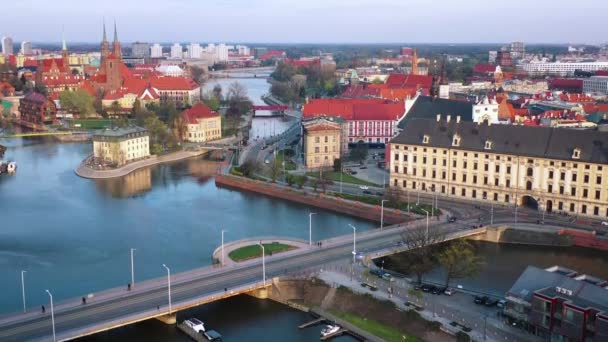Vista da altura no centro histórico da cidade e do rio Odra. Stare Myasto, Wroclaw, Polónia — Vídeo de Stock