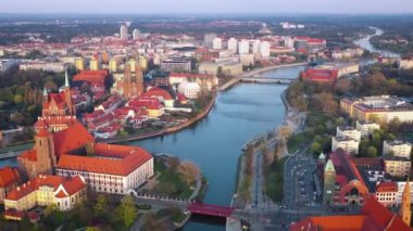 Tarihi şehir merkezinin ve Odra Nehri'nin yüksekliğinden manzara. Stare Myasto, Wroclaw, Polonya