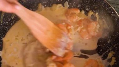 Sarımsak-krem sos çekim içinde karides yemek