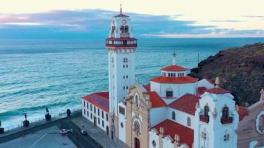 Bazilika ve ada - Santa Cruz de Tenerife Atlantik kıyısında başkenti yakınındaki Candelaria yılında townscape yükseklikten görüntüleyin. Tenerife, Kanarya Adaları, İspanya