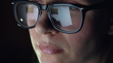 Monitörde seyir ve Internet'te sörf gözlüklü kadın. Monitör ekran Gözlükte yansıtılır