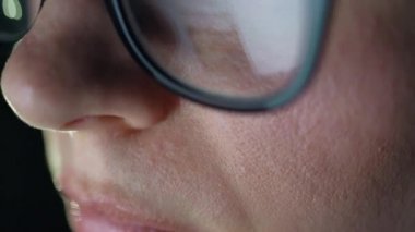 Monitörde seyir ve Internet'te sörf gözlüklü kadın. Monitör ekran Gözlükte yansıtılır