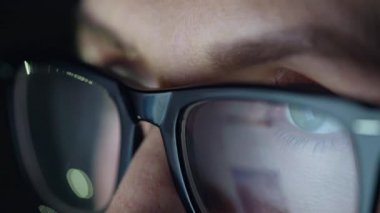 Monitörde seyir ve Internet'te sörf gözlüklü kadın. Monitör ekran Gözlükte yansıtılır