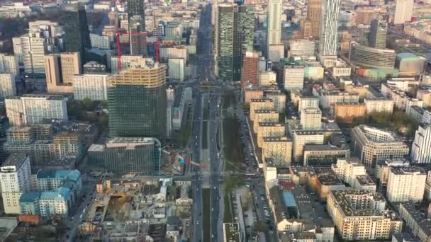 Vista desde la altura del centro de negocios de Varsovia, rascacielos y el Palacio de Ciencia y Cultura en el fondo — Vídeos de Stock