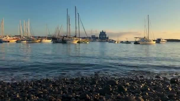 Timelapse van de boten en jachten, verbonden aan de pier bij zonsondergang — Stockvideo