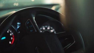 Adam araba park yeri boyunca sürüş ve Parkı veya uzakta sürüş bir yer arıyor