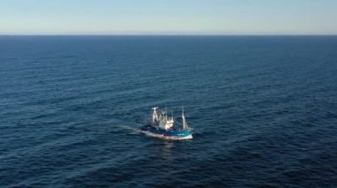 Atlantik Okyanusu'nda yelken bir balıkçı teknesi Kuşlar göz görünümü
