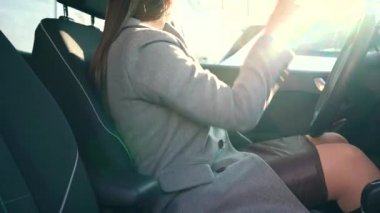 Kadın araba emniyet kemeri sürüş önce araç içinde otururken tespit etmek