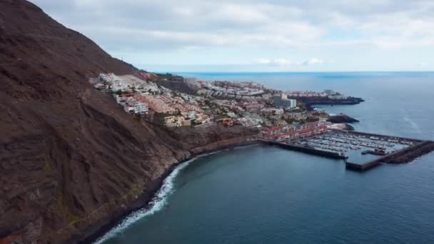 Hiperlapso aéreo de Los Gigantes, vista del puerto deportivo y la ciudad. Tenerife, Islas Canarias, España — Vídeos de Stock