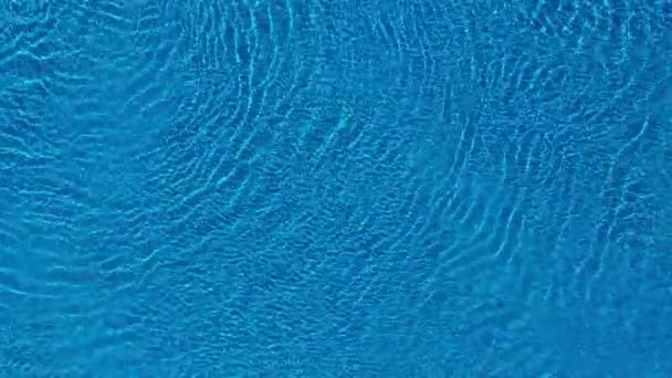 Vista superior desde un dron sobre la superficie de la piscina — Vídeos de Stock