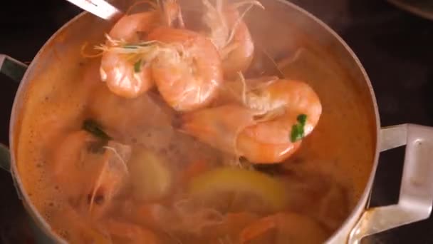 Креветки готовятся в кастрюле с лимоном и специями — стоковое видео