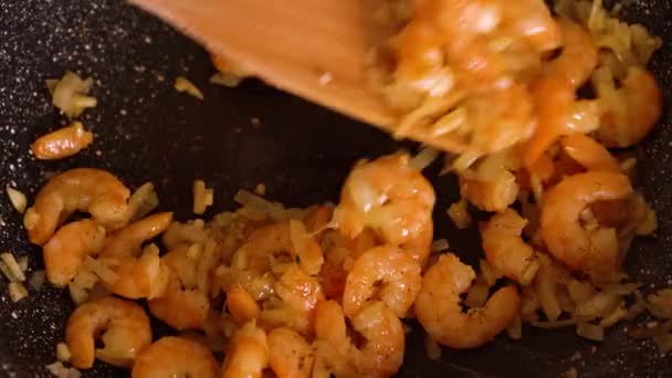 Cooking shrimp in garlic-cream sauce closeup — Stock Video