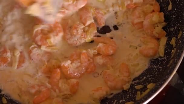 Приготовление креветок в чесночно-сливочном соусе — стоковое видео