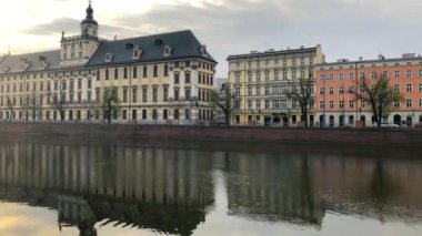 Wroclaw tarihi merkezi-üniversite ve Oder Nehri Embankment, Polonya. Zaman atlamalı