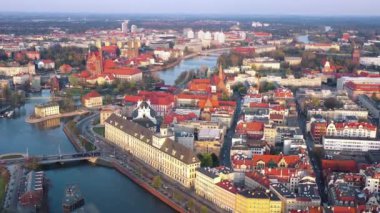 Tarihi şehir merkezinin ve Odra Nehri'nin yüksekliğinden manzara. Stare Myasto, Wroclaw, Polonya