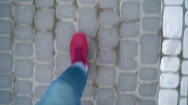 Top view of mens legs in red sneakers walking along the trowalk — стоковое видео