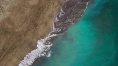 Atlantik Okyanusu 'ndaki çöl manzarası. Tenerife adasının kıyısında. Deniz dalgalarının kıyıya ulaşan hava aracı görüntüleri.